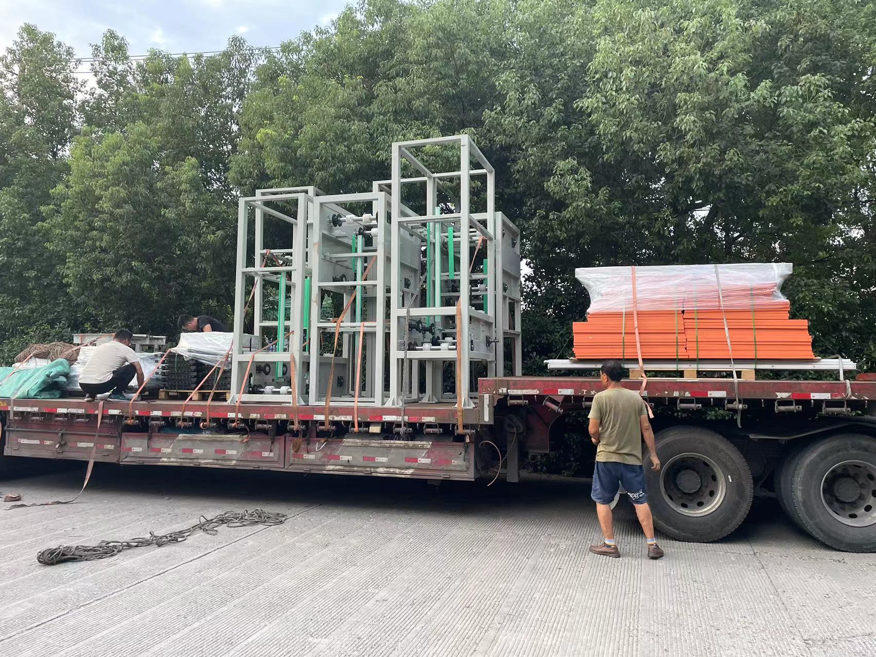 2台连续式提升机发往杭州客户现场