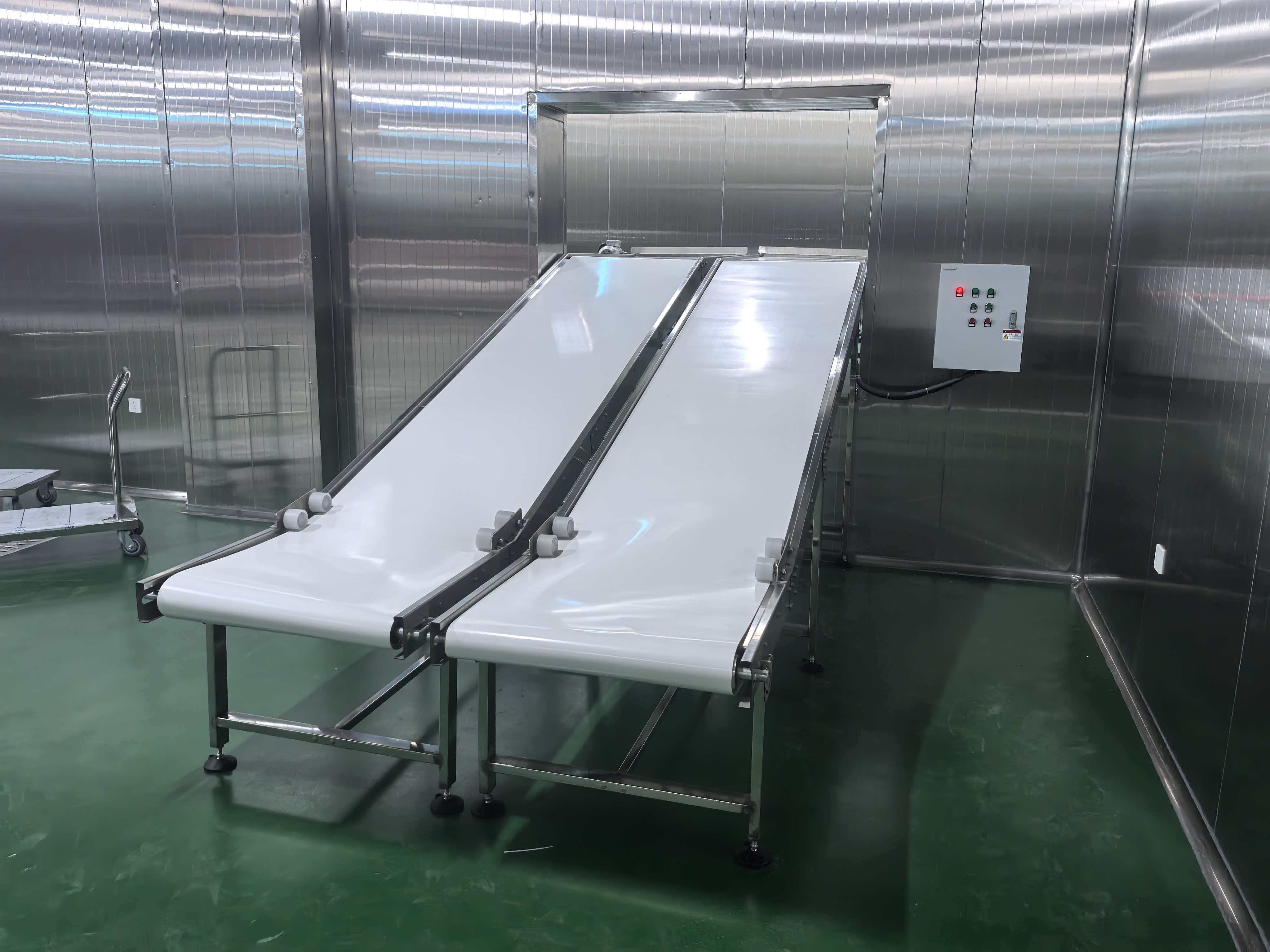 两台不锈钢皮带输送机在合肥客户现场安装