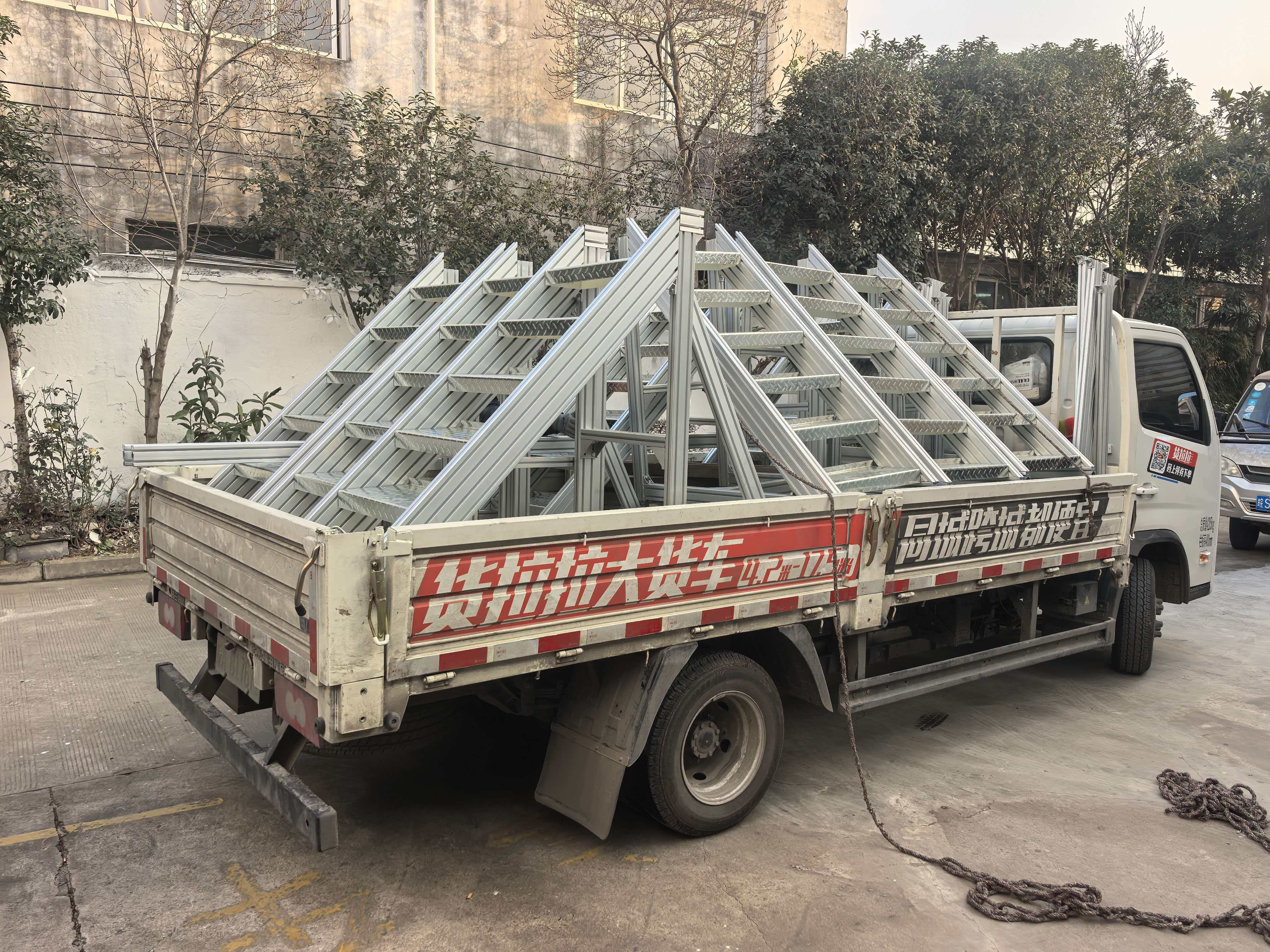 一批铝型材过线梯发往合肥客户现场