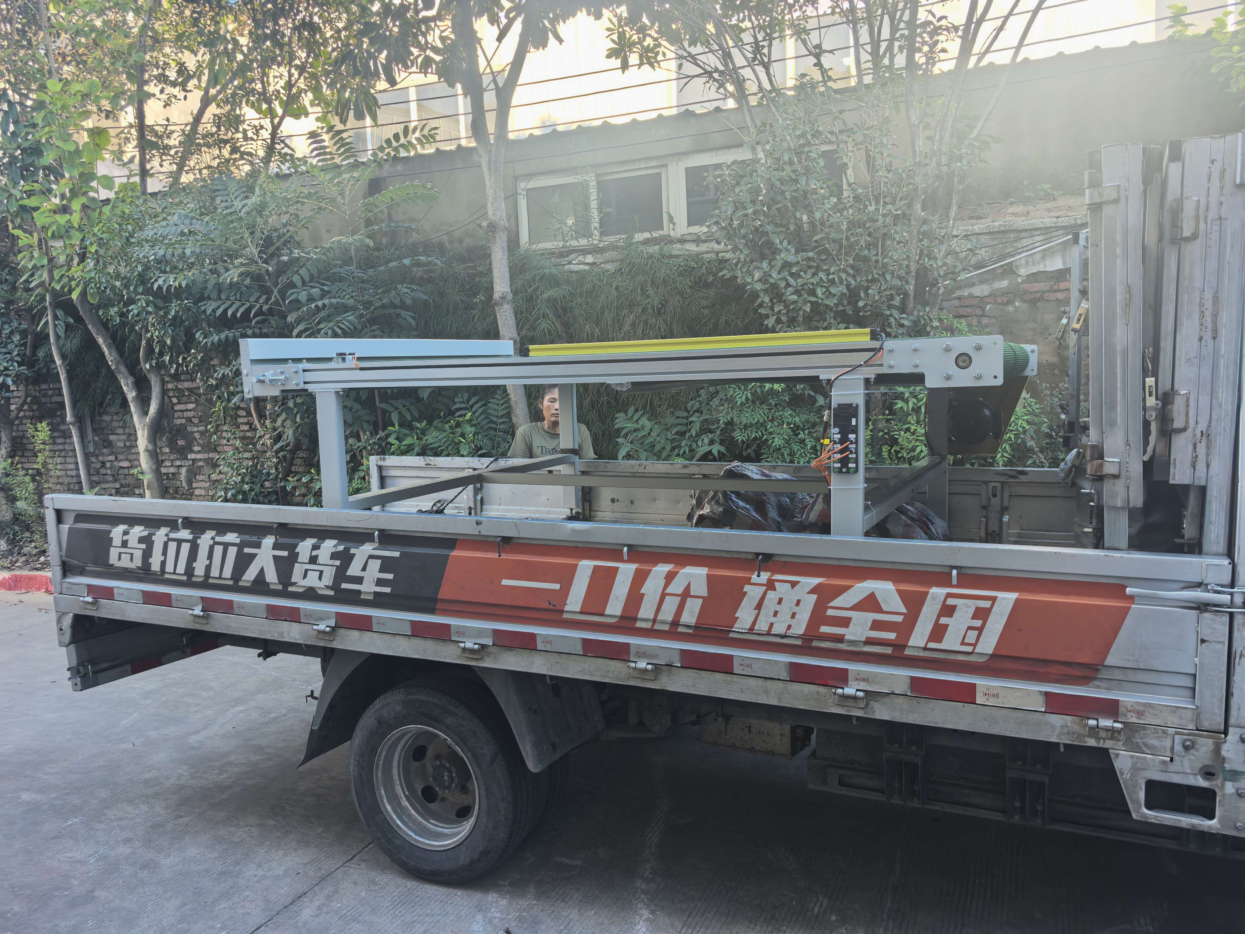 一台皮带输送机发往安徽安庆客户现场